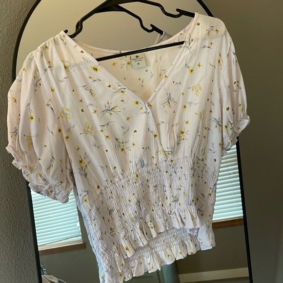 White top - Picture 1 of 3